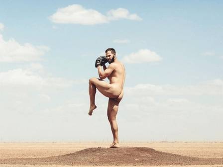 McGregor e atleta transgênero fazem ensaio nu para revista dos EUA (Crédito: Reprodução)