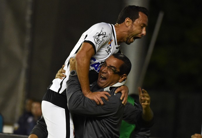Vasco vence em casa e é líder isolado