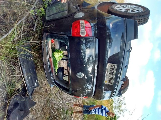 Carro fica destruído após capotamento na PI 366 (Crédito: Reprodução)