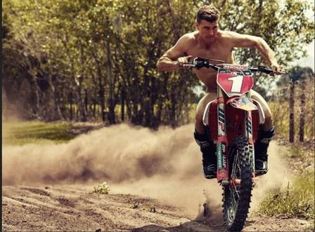 McGregor e atleta transgênero fazem ensaio nu para revista dos EUA (Crédito: Reprodução)