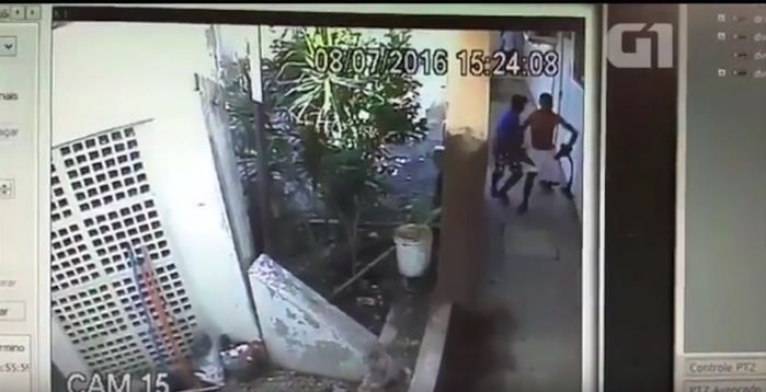 Preso sendo retirado de hospital (Crédito: Reprodução)