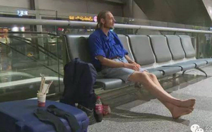 Ele ficou morando 10 dias no aeroporto a base de miojo (Crédito: Reprodução/CCTVNews)