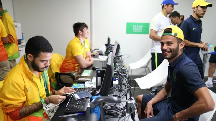 O volante Thiago Maia sorri enquanto aguarda a sua credencial (Crédito: Divulgação/ CBF)