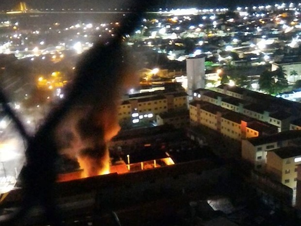 Criminosos incendiaram três motos e dois carros no anexo da Secretaria Municipal de Mobilidade