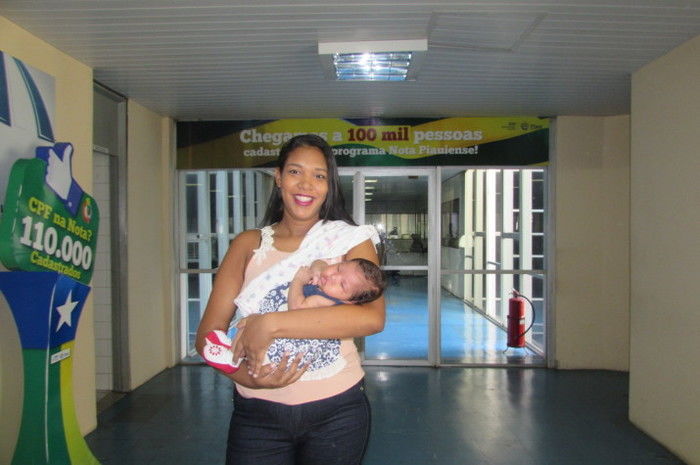 Jéssica da Silva, com a filha de um mês, ganhadoras da Nota Piauiense (Crédito: Reprodução)