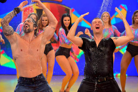 Marcos Mion sensualiza em banho com Nick Carter, do Backstreet Boys (Crédito: Reprodução)