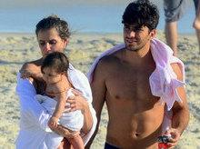 Deborah Secco esbanja boa forma em praia com seu marido e a filha