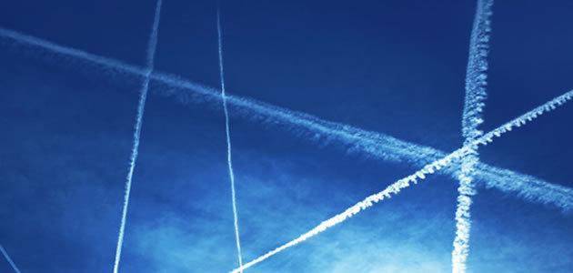 Saiba o que é a linha branca deixada pelos aviões no céu