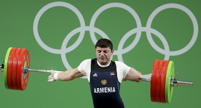 Andranik Karapetyan quebrou o braço esquerdo (Crédito: Reuters)