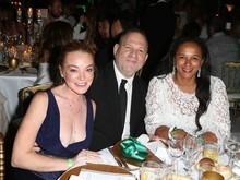 Lindsay Lohan dispensa sutiã e fica com o seio à mostra em festa