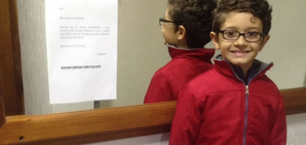 Menino pede caixas de leite de presente de aniversário
