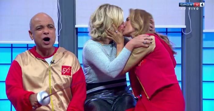Maitê Proença beija Astrid Fontenelle na boca em programa de TV (Crédito: Reprodução)