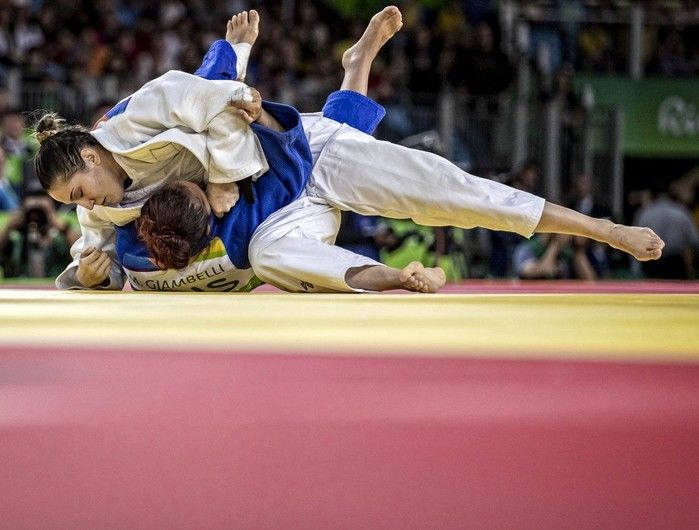 Mayra vence no judô (Crédito: Reprodução)