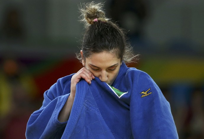 ayra Aguiar beija a bandeira do Brasil no quimono (Crédito: Reuters)