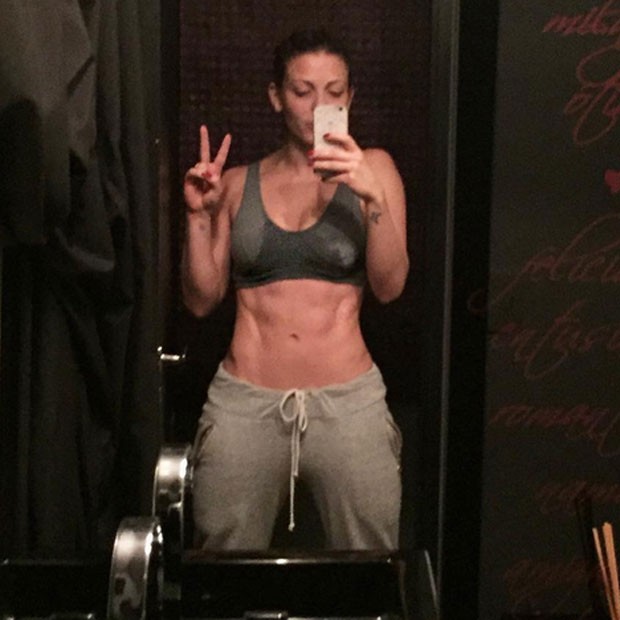Sheila Mello posa para selfie e impressiona por barriga negativa (Crédito: Reprodução)