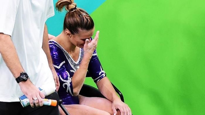 Jade Barbosa deixa arena de cadeira de rodas após se machucar em disputa no solo (Crédito: Getty)