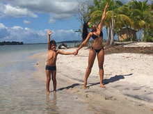 Aline Riscado posa com o filho e mostra o corpão em praia