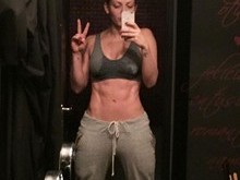 Sheila Mello posa para selfie e impressiona por barriga negativa