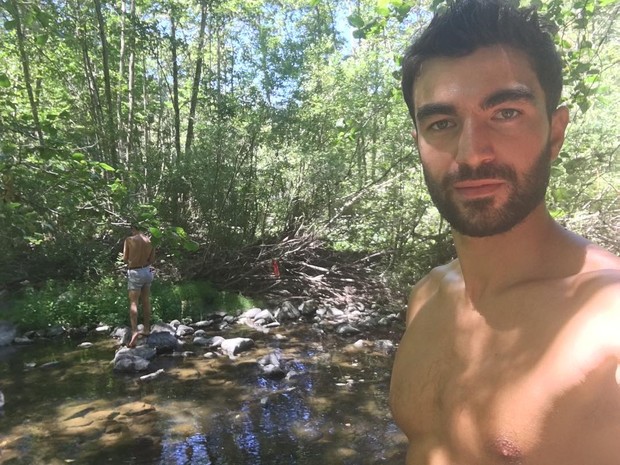 Nadador mostra bumbum em protesto contra jornalista (Crédito: REPRODUÇÃO)