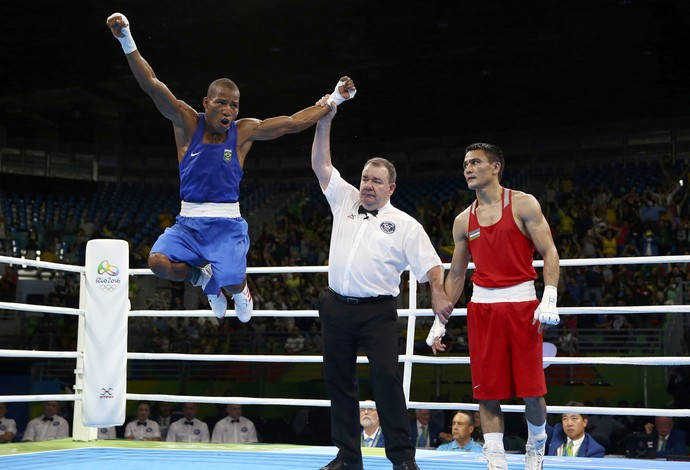 Boxeador baiano Robson Conceição comemora muito a vitória sobre Hurshid Tojibaev (Crédito: Peter Cziborra / Reuters)