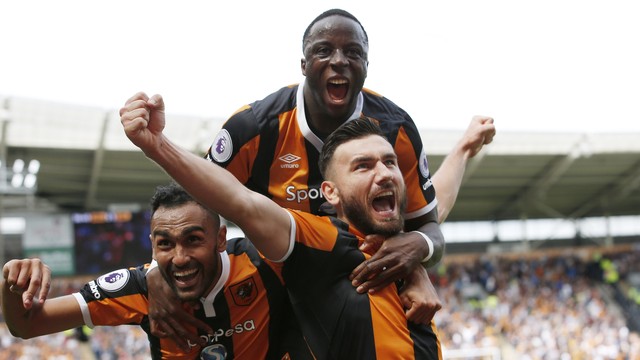Jogadore do Hull comemoram gol diante do Leicester (Crédito: Reuters)