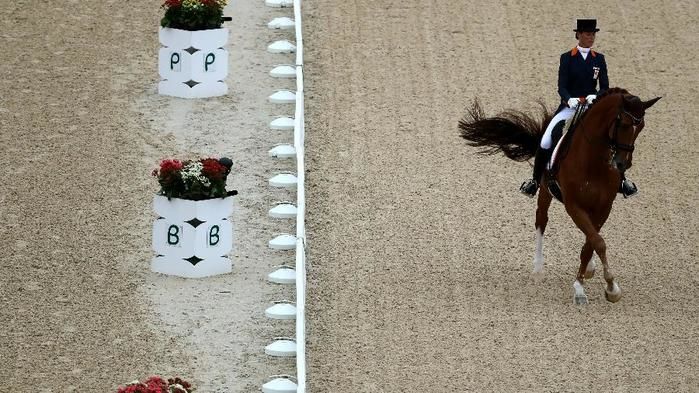 Adelinde Cornelissen com Parzival: desistência para preservar saúde do cavalo (Crédito: Getty)