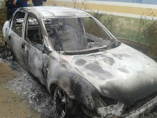 Veículo foi totalmente carbonizado (Crédito: Reprodução)