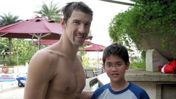 Michael Phelps em 2008 com um então jovem Joseph Schooling, que nem pensava em ser nadador profissional (Crédito: Reuters)
