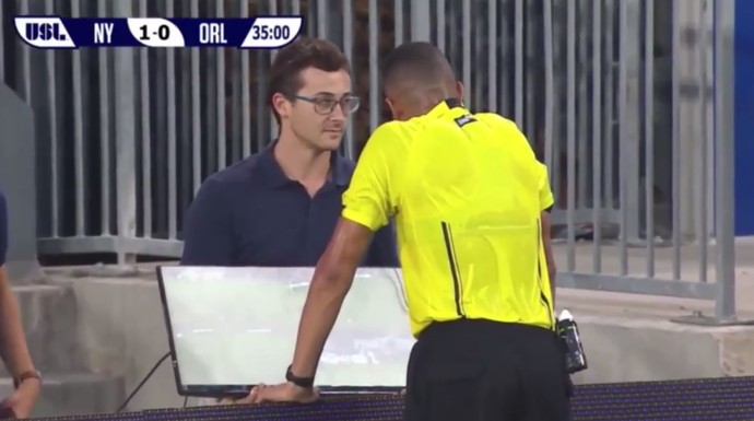 Árbitro de vídeo é utilizado pela primeira vez em partida da USL, terceira divisão dos Estados Unidos (Crédito: Reprodução)