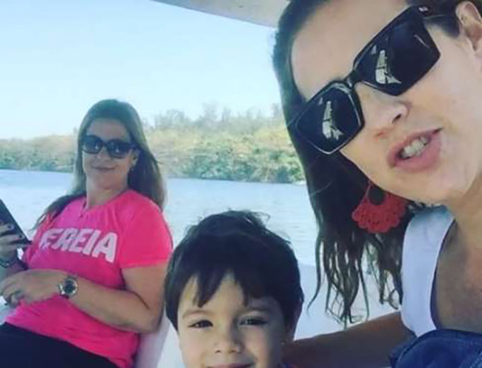 Luana Piovani postou foto passeando de barco com os filhos