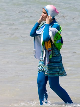 Jovem muçulmana usa burquíni em praia no Egito (Crédito: Divulgação)