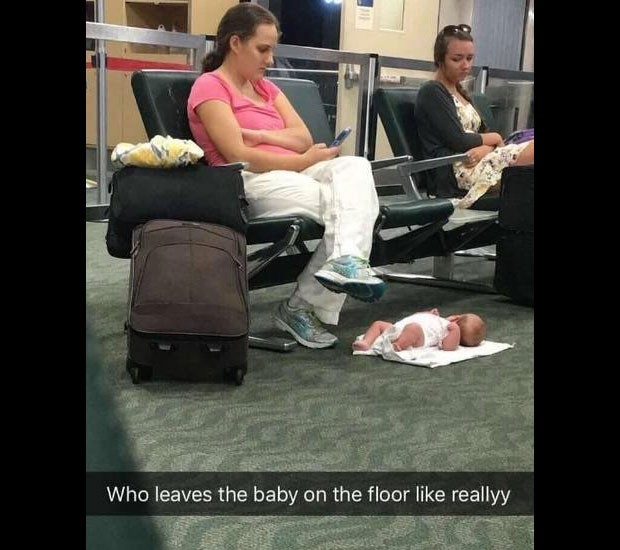 Mãe se explica por deixar filho no chão de aeroporto