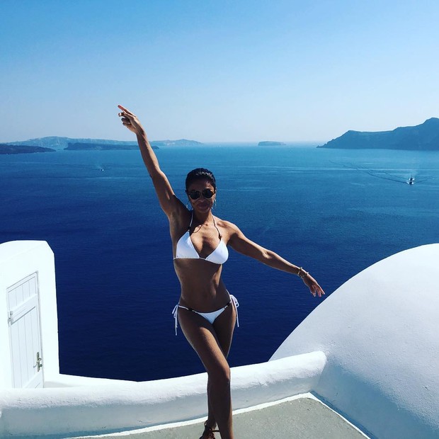 Juliana Paes arrasa de biquíni branco durante férias na Grécia (Crédito: Reprodução)