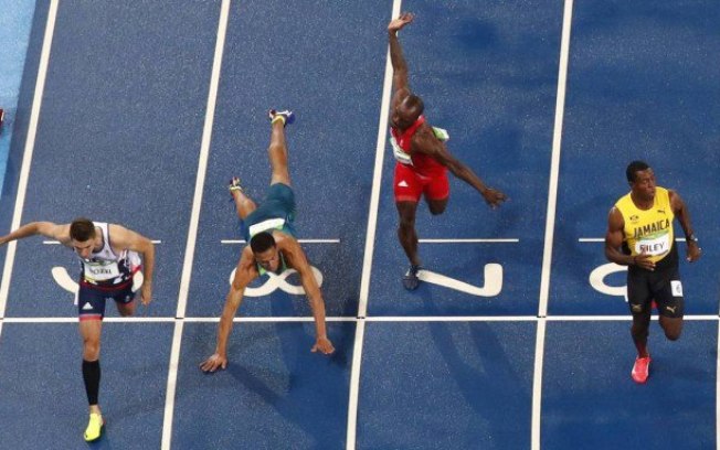 Para chegar à final dos 100 metros com barreira, brasileiro deu um 'peixinho'