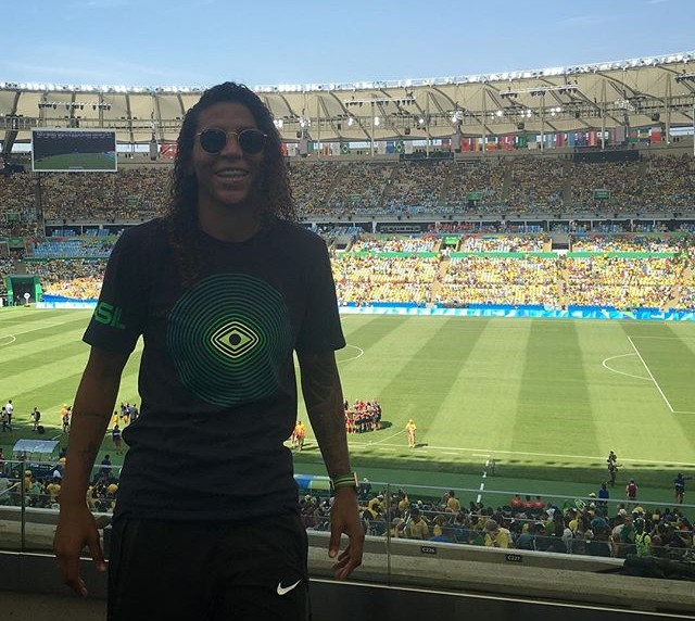 Campeã olímpica, Rafaela Silva torce pela seleção feminina (Crédito: Reprodução)