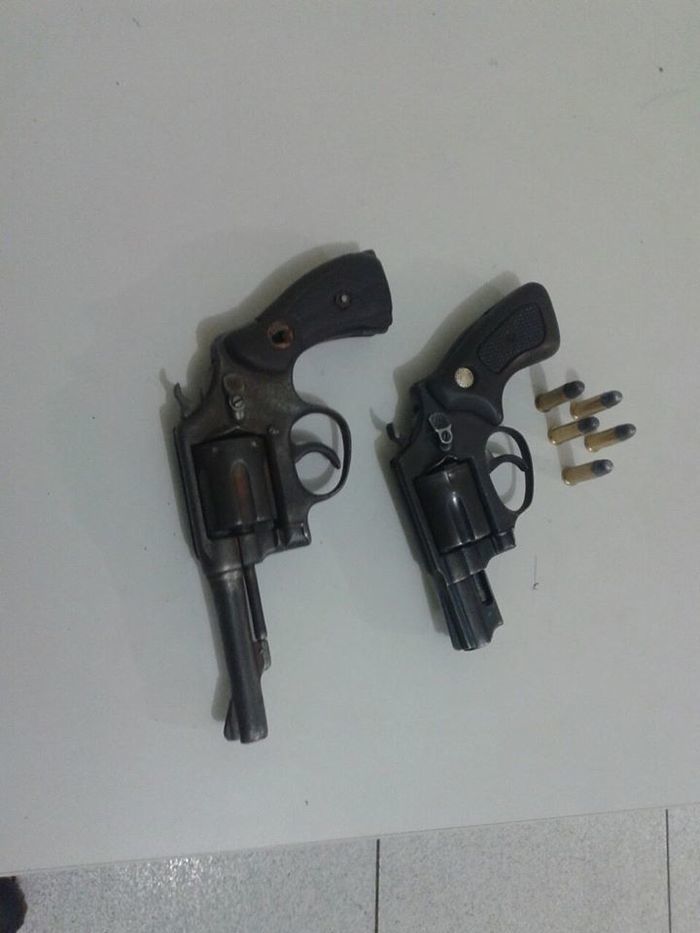 Dois homens são presos por porte ilegal de arma de fogo (Crédito: Reprodução)