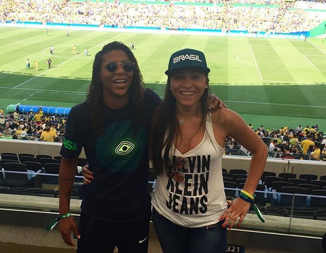 Campeã olímpica, Rafaela Silva torce pela seleção feminina (Crédito: Reprodução)