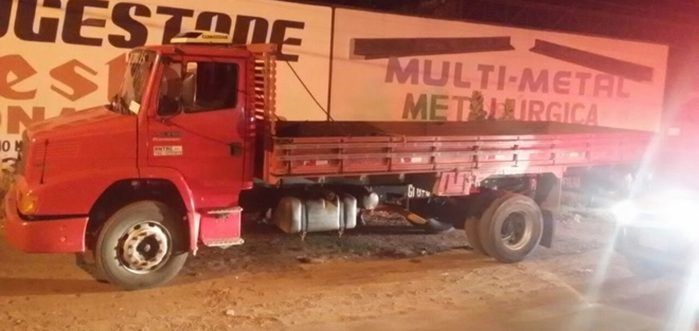 Caminhão roubado em Francisco Santos (Crédito: Polícia)