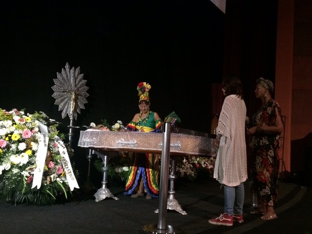 Corpo de Elke Maravilha é velado no Teatro Carlos Gomes, no Rio (Crédito: Reprodução)