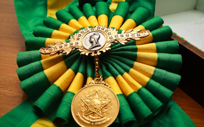 Detalhe da faixa presidencial (Crédito: Reprodução)