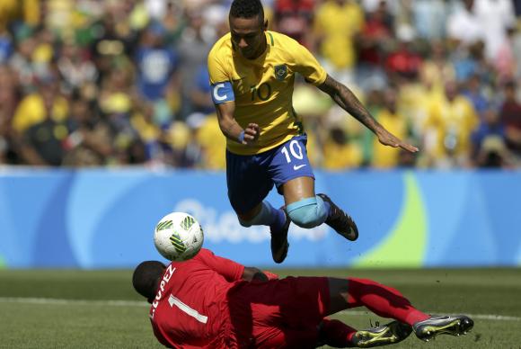 Neymar em lance que originou o 1º gol da seleção (Crédito: Reuters)
