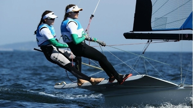 Martine Grael e Kahena Kunze durante a disputa da classe 49er FX (Crédito: Reuters)