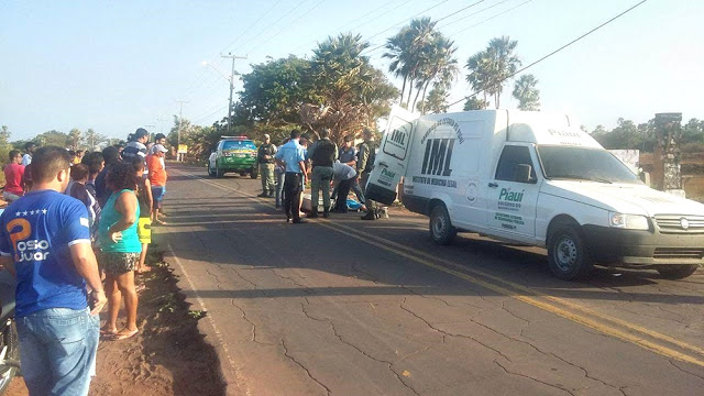 Funcionários do IML retiram o corpo da rodovia (Crédito: Reprodução)