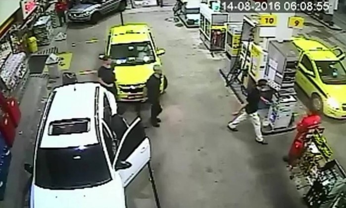 Imagens mostram nadadores em posto (Crédito: Reprodução )