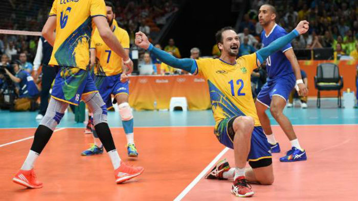 Brasil parte pra cima e vence a Russia