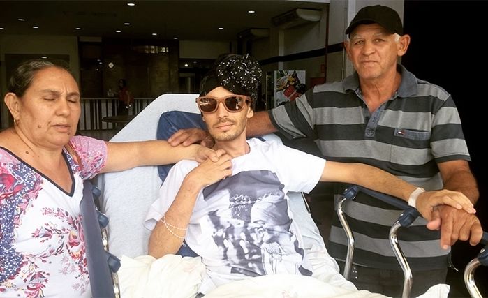 Jader deixando o hospital ao lado dos pais (Crédito: Reprodução)