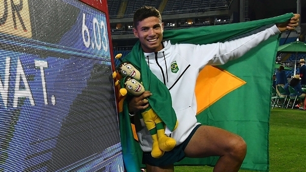Thiago Braz posou para foto de recorde olímpico com Chapolim na mão (Crédito: Getty)