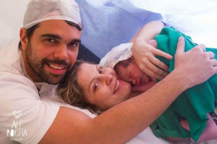 Bárbara Borges com o filho recém-nascido