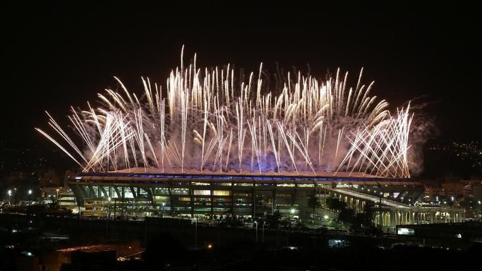Fogos da cerimônia de abertura olímpica iluminam o céu do Maracanã (Crédito: Uol)