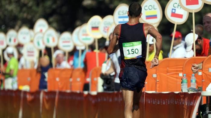 Yohann Diniz durante prova dos 50 km da marcha atlética (Crédito: Reuters)